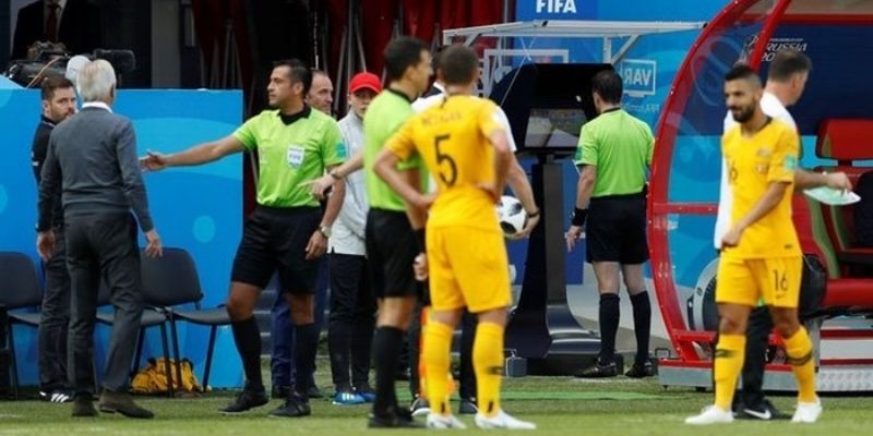 Các tình huống gây tranh cãi nổi bật liên quan đến VAR là gì