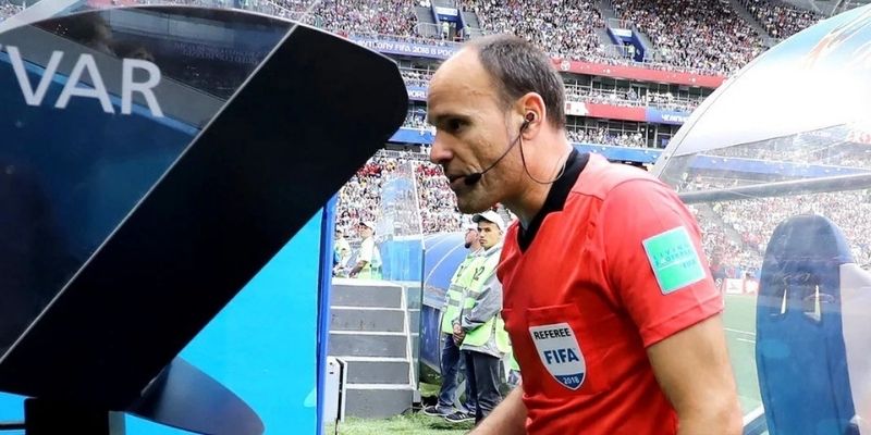 Lợi ích và tác động của VAR là gì đến bóng đá hiện đại